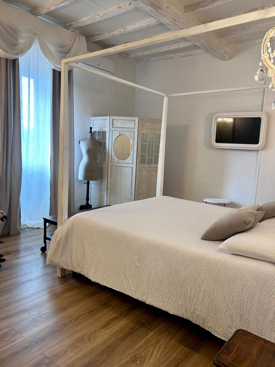 Photo of the whole room, Bedroom