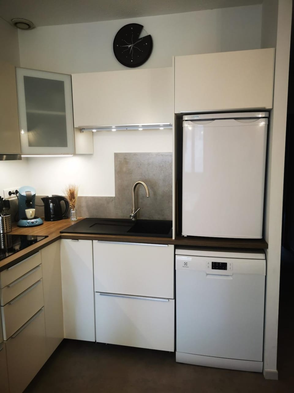 Kitchen or kitchenette, dishwasher