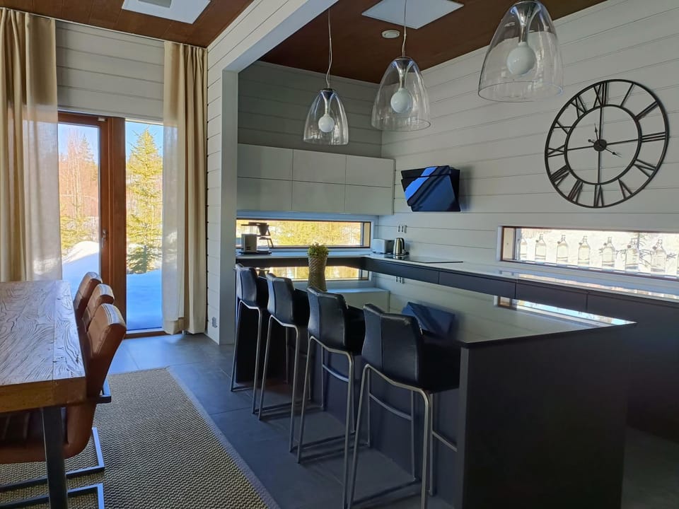 Kitchen or kitchenette, Dining area
