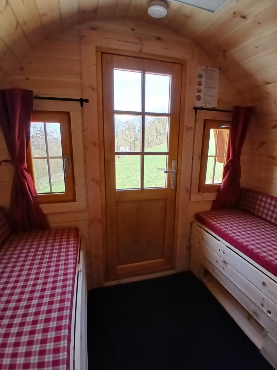 Schlaffass - kleiner Berghof im bayerischen Wald Campground/ 
RV Resort in Straubing-Bogen