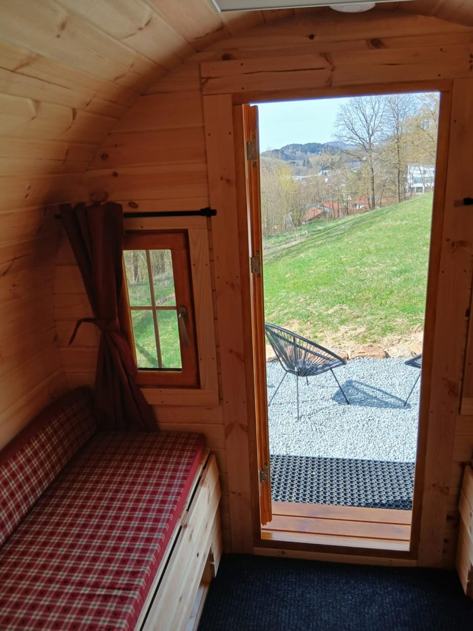 Schlaffass - kleiner Berghof im bayerischen Wald Campground/ 
RV Resort in Straubing-Bogen