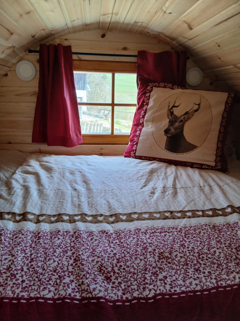 Schlaffass - kleiner Berghof im bayerischen Wald Campground/ 
RV Resort in Straubing-Bogen