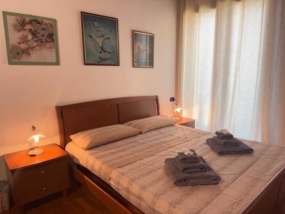 Bed, Bedroom, towels, trouser press