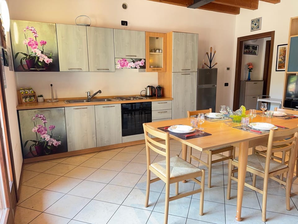 Day, Living room, Dining area, dishwasher, oven, kitchen