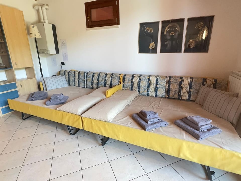 Bed, Living room, Photo of the whole room, Seating area, towels