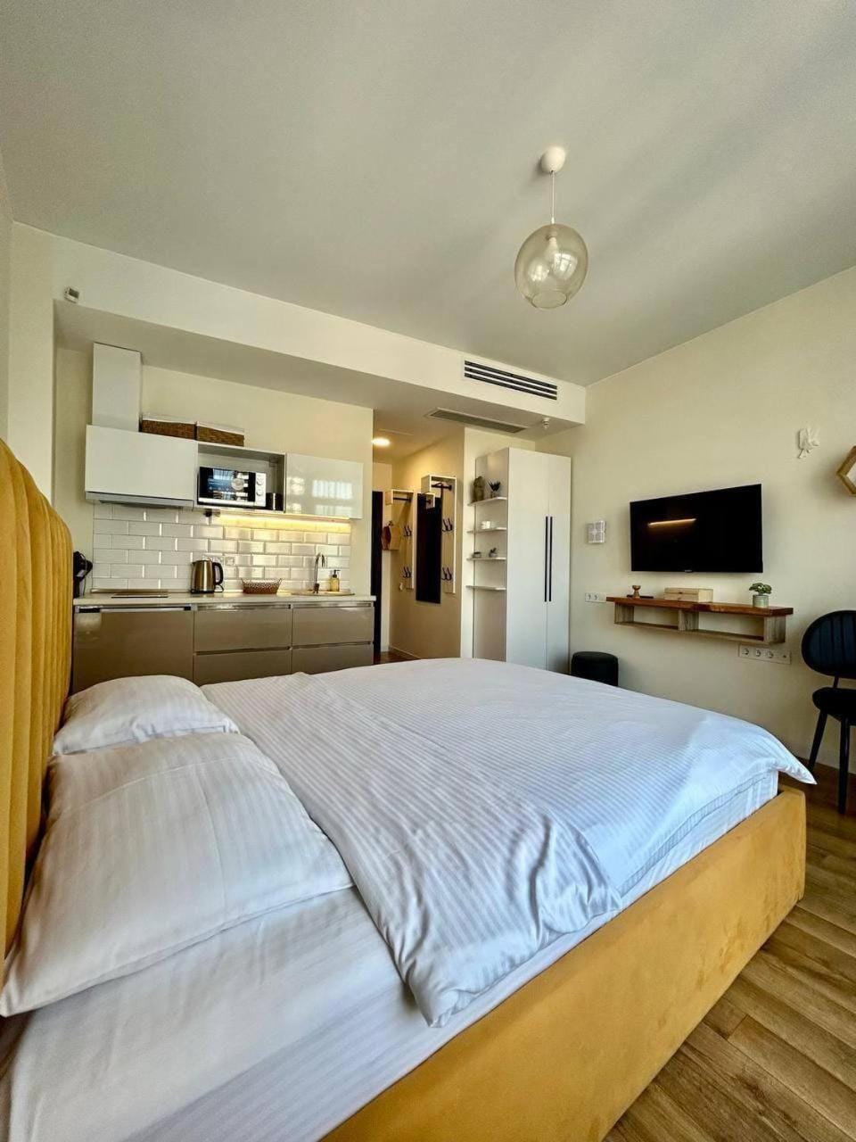 Bed, TV and multimedia, Kitchen or kitchenette, stove