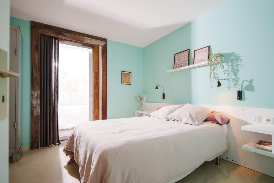 Photo of the whole room, Bedroom