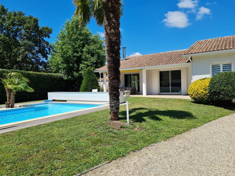 Villa du port meublé de tourisme 4 étoiles avec piscine privée et chauffée House in Biganos