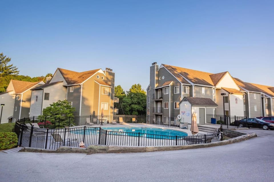 Property building, Pool view