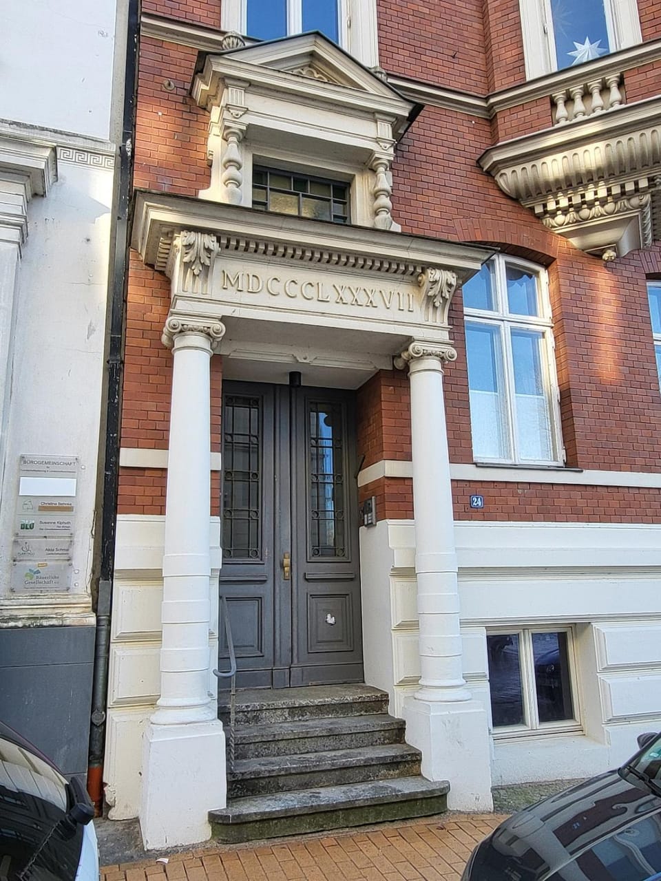 Facade/entrance