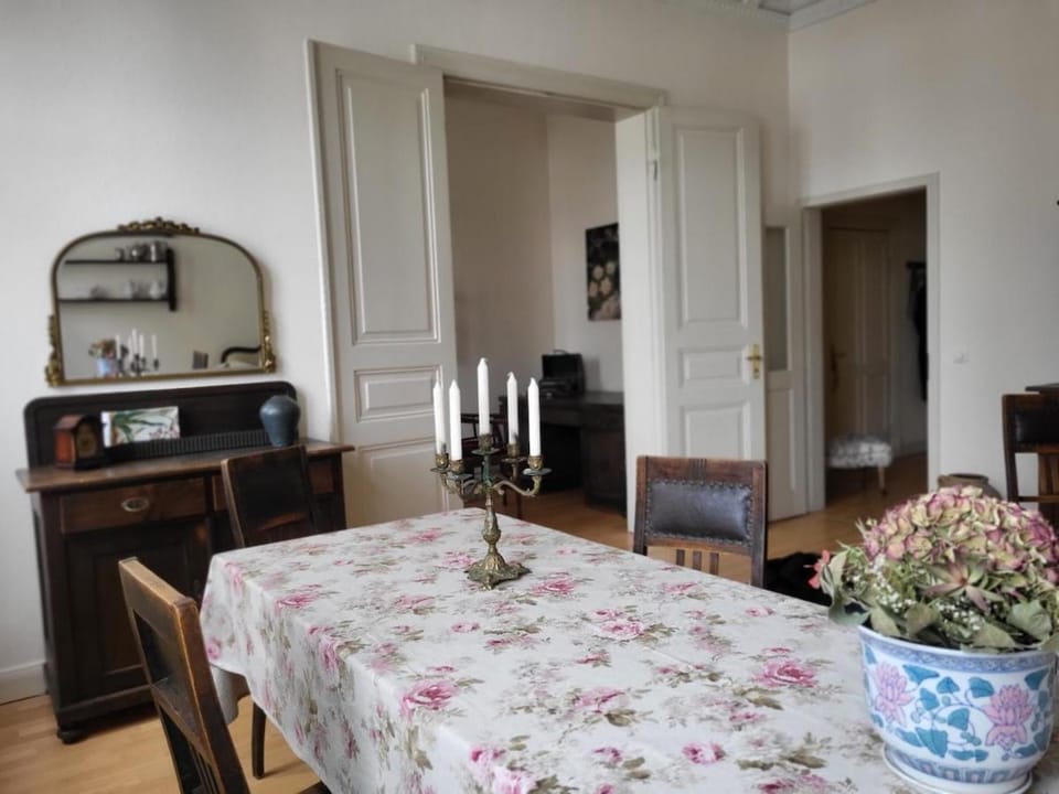 Photo of the whole room, Dining area
