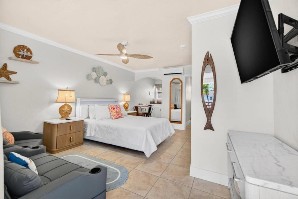Enjoy Summer Days by the Pool and Strolls on the Beach! Coconut Villa 5! Apartment in North Redington Beach
