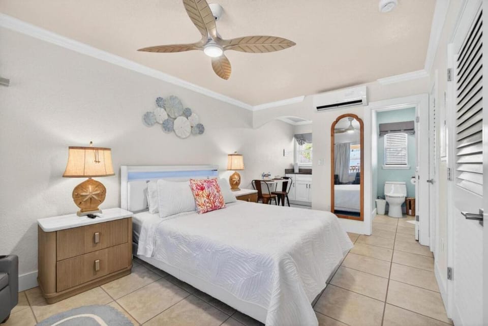 Enjoy Summer Days by the Pool and Strolls on the Beach! Coconut Villa 5! Apartment in North Redington Beach
