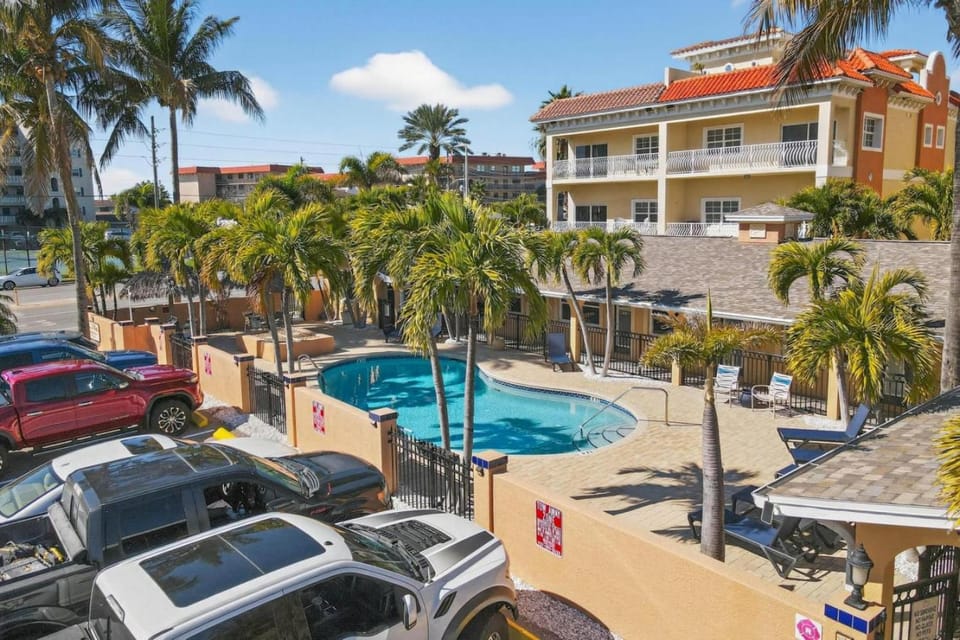 Enjoy Summer Days by the Pool and Strolls on the Beach! Coconut Villa 5! Apartment in North Redington Beach
