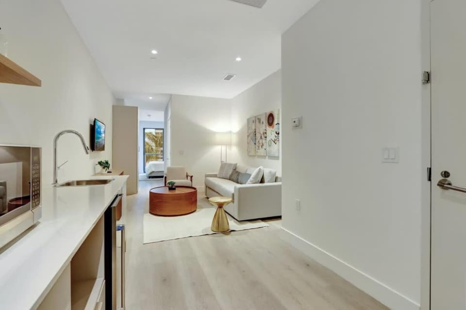 Modern Studio with Balcony Near Brickell & Downtown Inn in Brickell