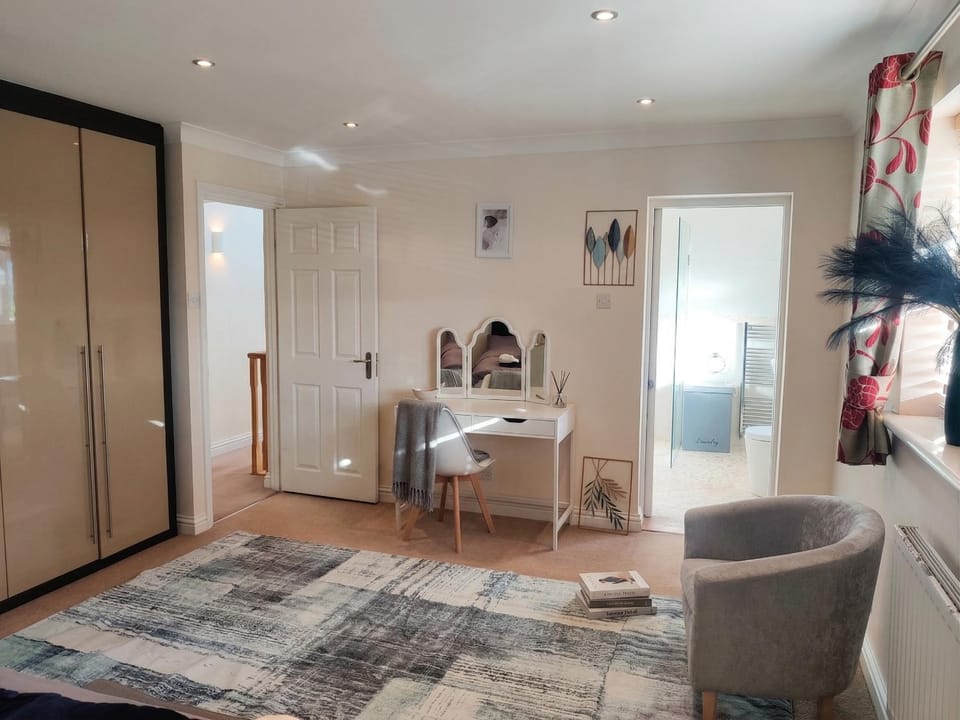 43 MBR - Spacious 4 Bedroom House- Downley, High Wycombe Apartment in High Wycombe