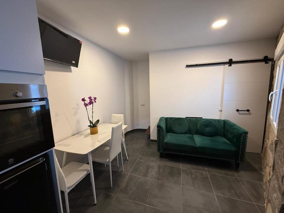 TV and multimedia, Kitchen or kitchenette, Living room, Seating area, Dining area