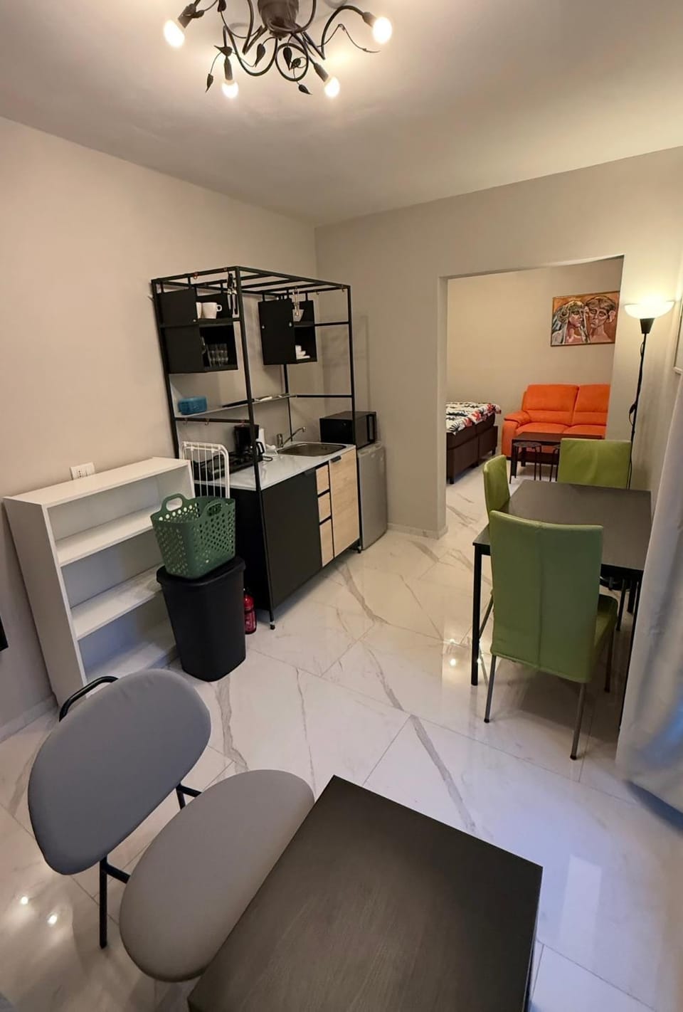 Kitchen or kitchenette, minibar