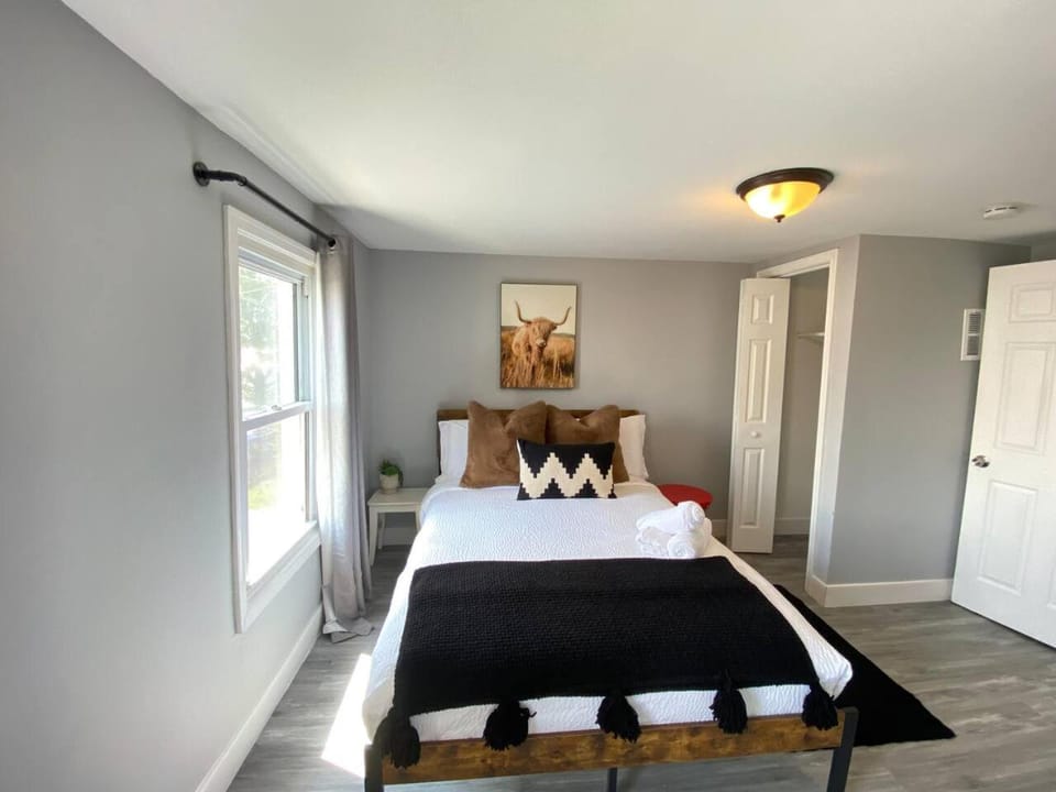 Chic Spacious Home - 5 Mins Ft Detrick & Hospital House in Frederick