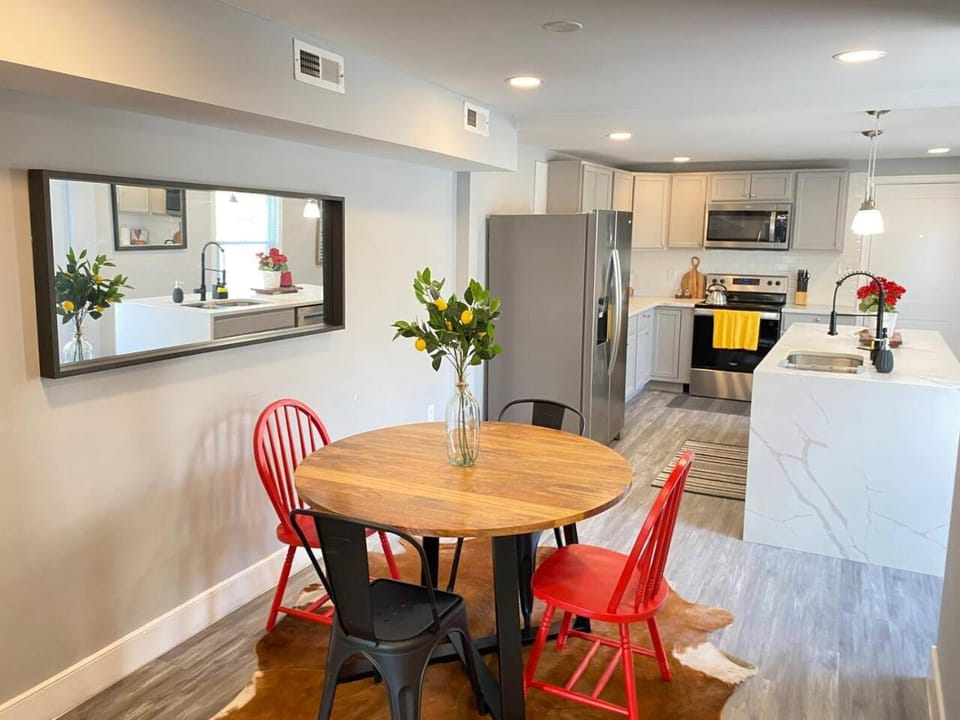 Chic Spacious Home - 5 Mins Ft Detrick & Hospital House in Frederick