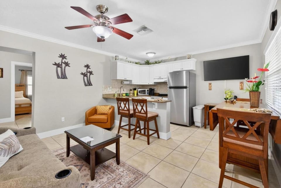Coconut Villa Suite 2 Apartment in North Redington Beach