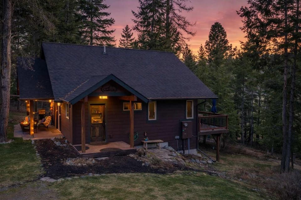 Chickadee Cabin - Boutique Stay close to Downtown Cabin in Glacier National Park