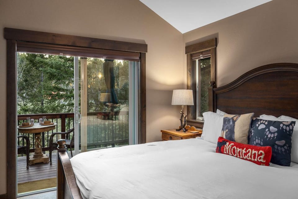 Chickadee Cabin - Boutique Stay close to Downtown Cabin in Glacier National Park