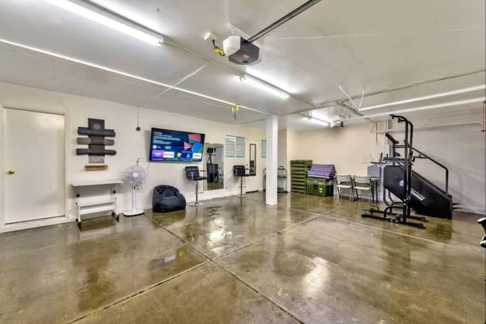 Luxury Strip Escape I Pool I Spa I Gym I Office House in Spring Valley