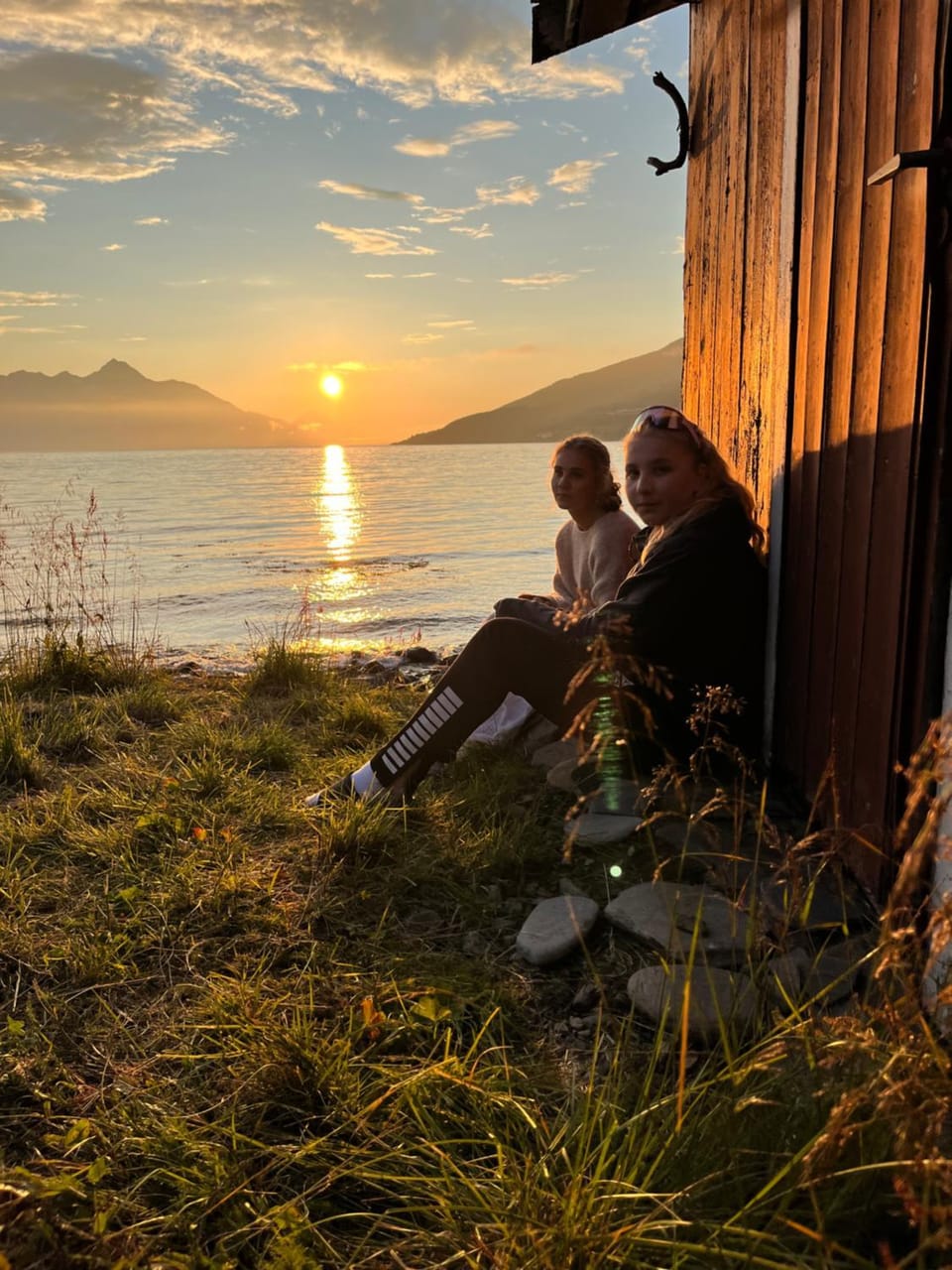 Koselig hytte ved sjøen og Lyngsalpene House in Lapland