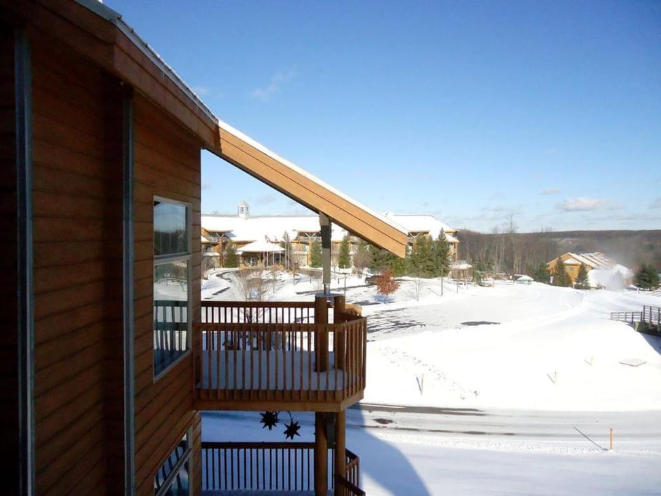 Family Retreat at Cedar River Apartment in Michigan