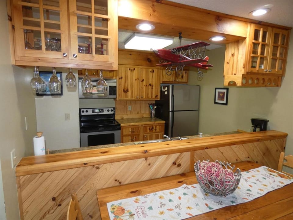 No Worries at Summit Village! Apartment in Michigan