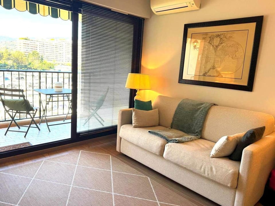 Magnifique T1 face au port, 2 piscines et golf ! Apartment in Mandelieu-La Napoule