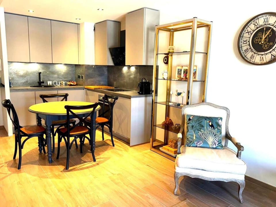 Magnifique T1 face au port, 2 piscines et golf ! Apartment in Mandelieu-La Napoule