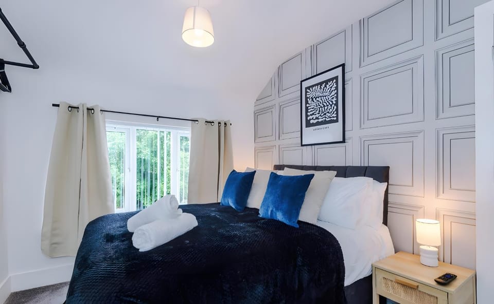 Bed, Photo of the whole room, Decorative detail, Bedroom, towels