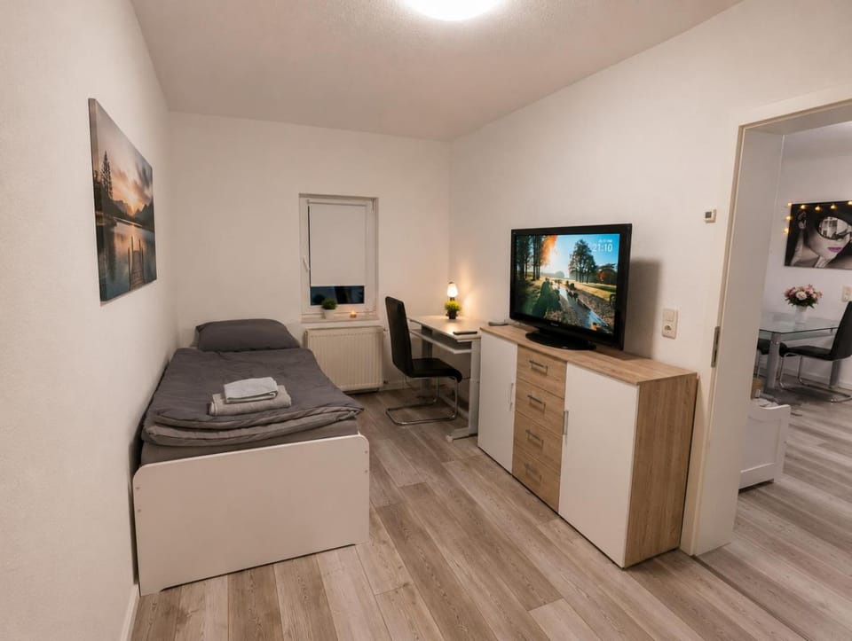 Bed, TV and multimedia, Photo of the whole room, Bedroom