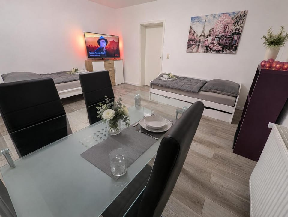 TV and multimedia, Living room, Seating area, Dining area