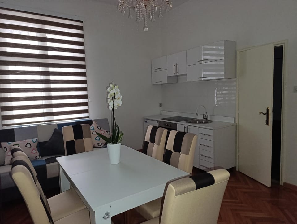 Kitchen or kitchenette, Living room, Seating area, Dining area