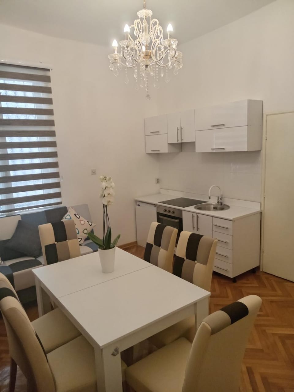 Kitchen or kitchenette, Dining area, stove