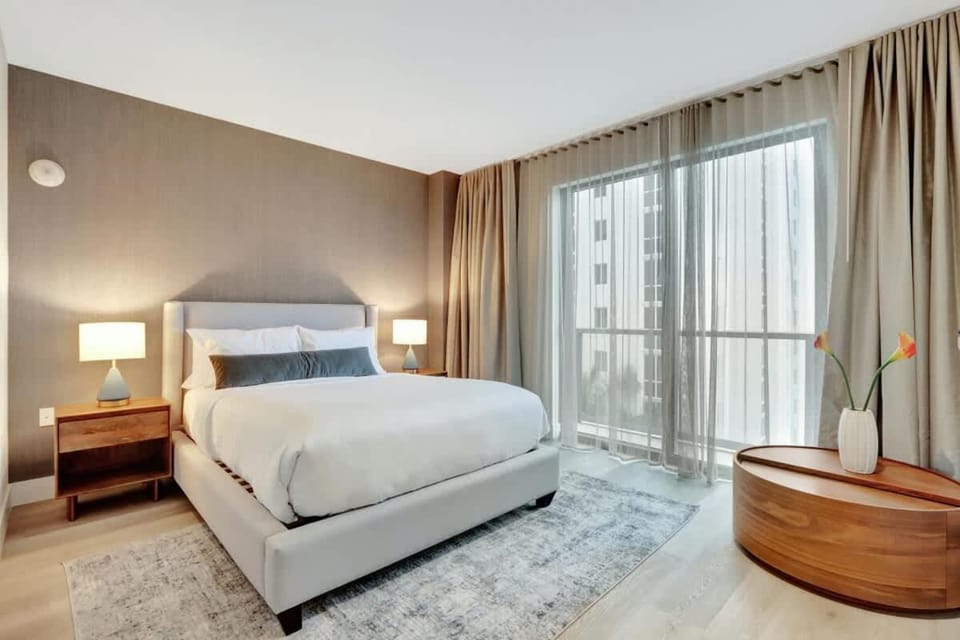 Stylish Studio with Balcony City Views Sleeps 4 House in Brickell