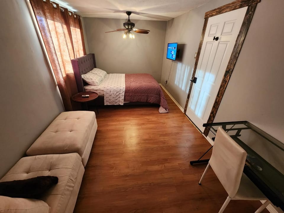 Large cozy bedroom in beautiful house Vacation rental in Gatineau