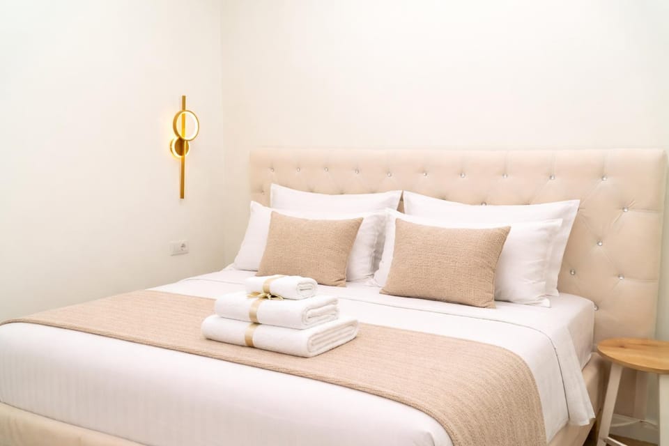 Photo of the whole room, Bedroom, towels