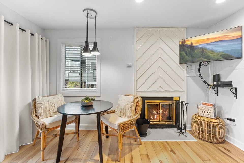 Dining area, fireplace
