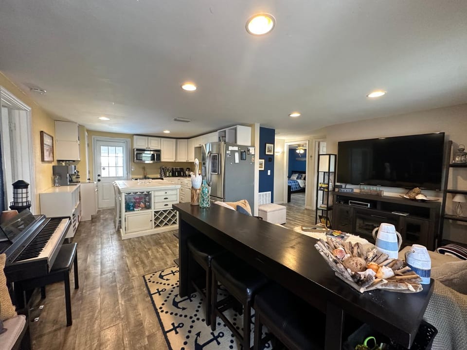 "3-Bedroom Oasis with Pool in Englewood" House in Englewood
