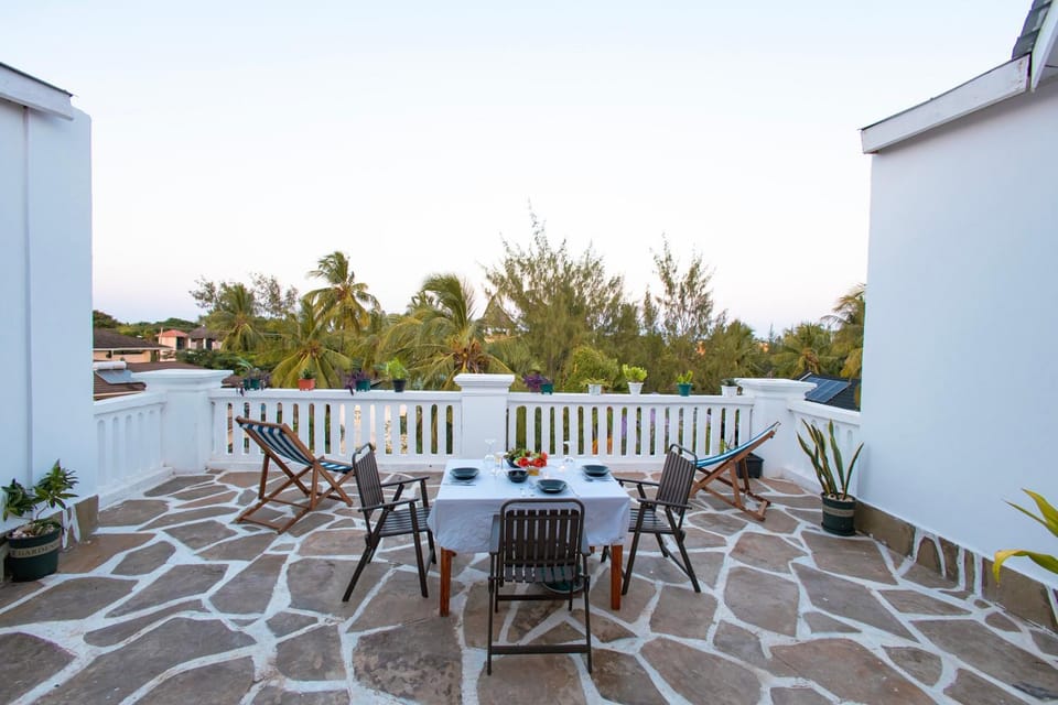 8-Suite Diani Villa with Private Kitchens, Pool, Gazebo, Pergola & 600m from the beach Apartment in Kenya