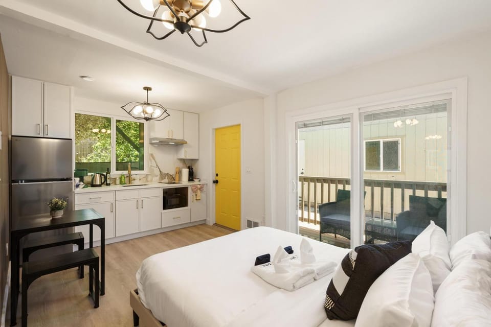 Bed, Bedroom, kitchen