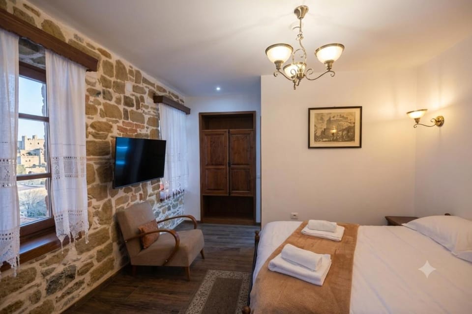 Bed, TV and multimedia, Bedroom, wardrobe, air conditioner