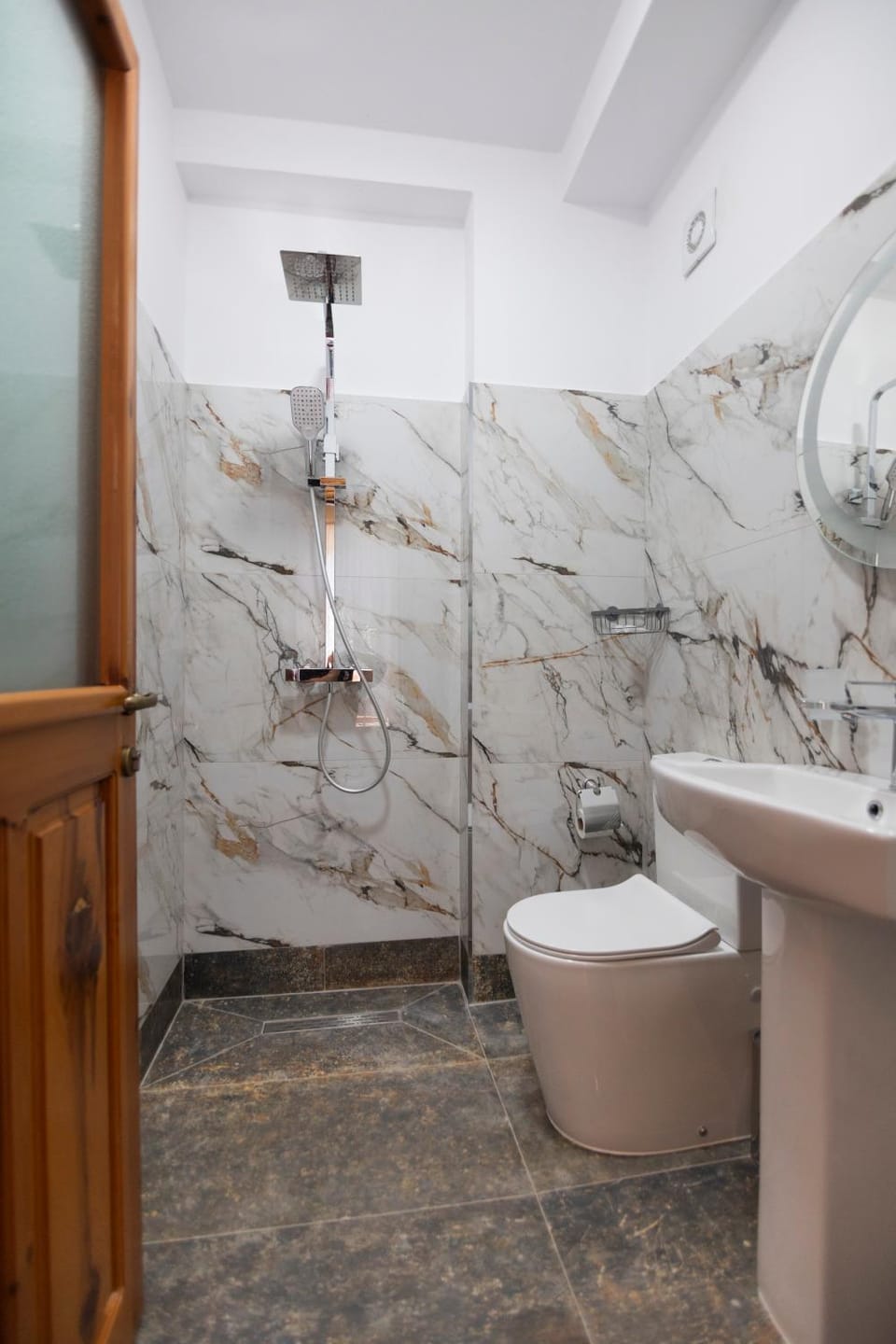 Shower, Toilet