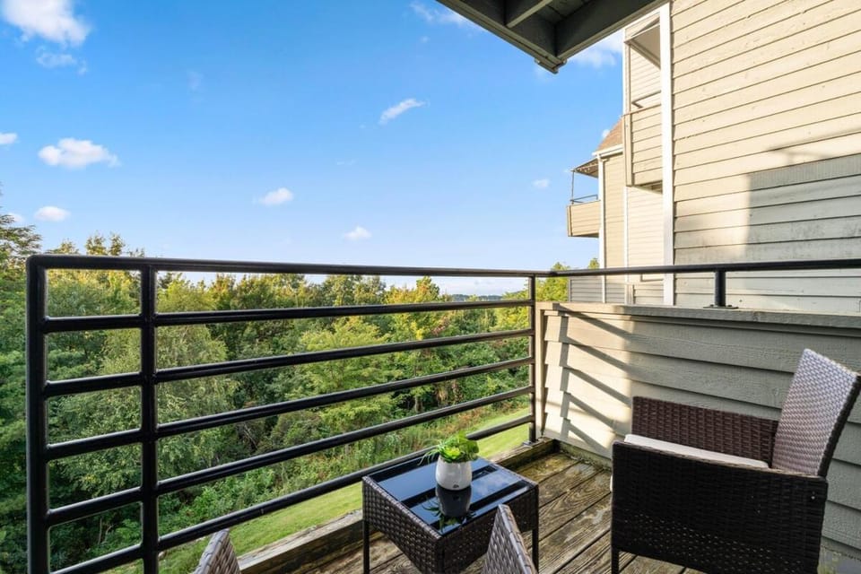 Above the Trees - Modern Studio for 2 with Views, Wifi, Pools Apartment in Gatlinburg