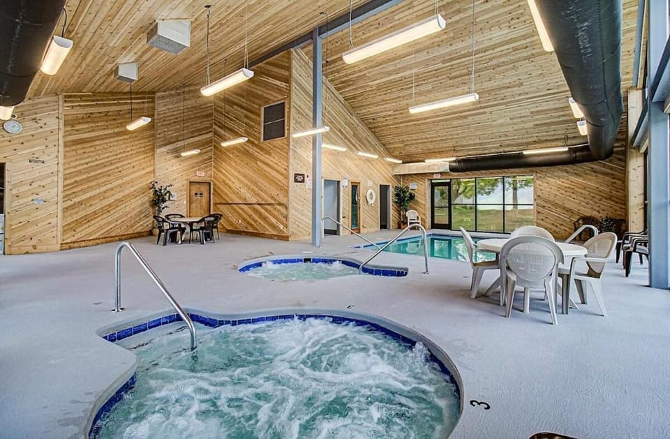 Above the Trees - Modern Studio for 2 with Views, Wifi, Pools Apartment in Gatlinburg