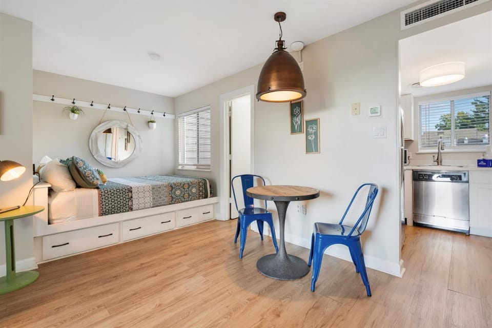 Bed, Dining area
